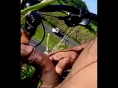 Play MP4 - CICLISTA PUNHETEIRO NA BEIRA DA BR COM DIREITO A MIJADA
