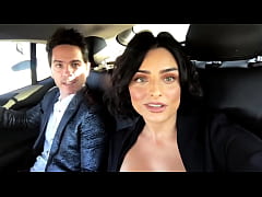 Play MP4 - Aislinn Derbez muestra su seno en descuido