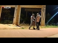 Play MP4 - Motoqueiro v&ecirc; Trabalhador mijando volta e oferece uma mamada