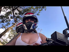 Play MP4 - Mulher moto Uber &eacute; tocada por passageiro misterioso e fica toda molhada enquanto ele tira seus peitos pra fora em p&uacute;blico na cidade de S&atilde;o Paulo