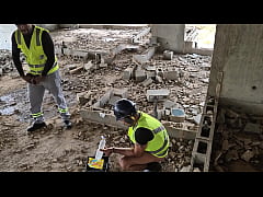 Play MP4 - Sozinhos na obra os eletricista safados brincam com pinto de borracha