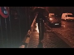 Play MP4 - musulmane voil&eacute;e marche seins nus dans la rue