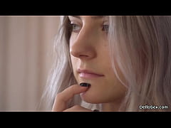 Play MP4 - Intriguing girl pleases narrow kitty until she is cumming