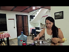 Play MP4 - Entre los hermanastros Cris y Anita ferro prepararon un buena follada en la cocina