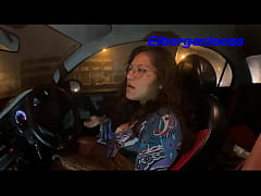 Play MP4 - Follando en el auto despu&eacute;s de la fiesta&comma; con la emoci&oacute;n de ser casi descubiertos mientras las personas sal&iacute;an de la fiesta&comma; ella me empieza a dar sexo oral y nos fuimos al hotel despues de ello