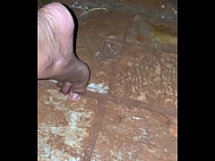 Play MP4 - Estava na rua encontrei uma mulher brigando com namorado e ela tirou sua calcinha para mostrar sua buceta fiquei louco A