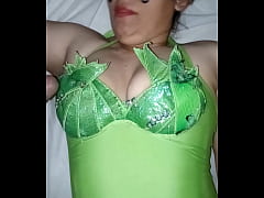 Play MP4 - Visito a la vecina&semi; y la encuentro vestida de duendecita y me dio mi regalo por Navidad&period;