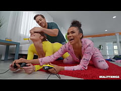 Play MP4 - &lpar;Ariana Aimes&rpar; Gets The Valentine's Cock She's Been Waiting For Sends The Selfies To Her Ex - Reality Kings