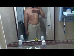 Play MP4 - Mis Primeros Videos Eroticos - Hombre Swinger Posa Fitness En El Ba&ntilde;o&comma; Cuarto y Finalmente Baila Sensual Tipo Stripper Para Ellas y Se Masturba Quedando Herecto En Vertical