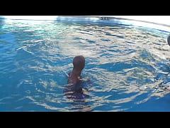 Play MP4 - PLAYING IN THE POOL