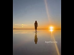 Play MP4 - Caminhar de salto scarpin no sal n&atilde;o &eacute; f&aacute;cil mas foi divertido&period; No final tirei o salto pra sentir esse energia &period;&period;&period;