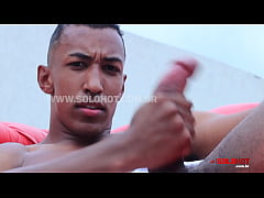 Play MP4 - Neg&atilde;o pirocudo batenho punheta