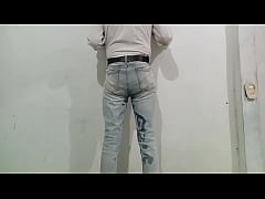 Play MP4 - Delicioso pajazo despu&eacute;s de orinarme en los pantalones con mi pa&ntilde;al de tela