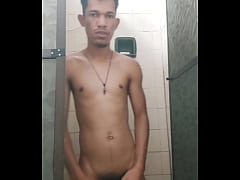 Play MP4 - Tocando uma no banheiro