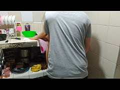 Play MP4 - La hermanastra ni paraba de ojearme el bulto asi que tuve que meterle la verga en la cocina