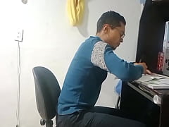 Play MP4 - Mi madrastra latina me ayuda con una tarea dif&iacute;cil pero termina dando me una mamada deliciosa semen en las TETAS