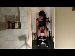 Play MP4 - Sexy goth teen pee & crap while play with her phone pt1 HD