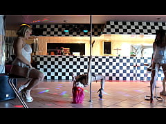 Play MP4 - Admire le talent de Noochka sur une barre &excl; Marie &commat;LumaCarie et moi on est &period;&period;&period;