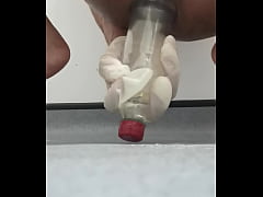 Play MP4 - Gemendo enquanto fode o c&uacute; com garrafa de 600ml