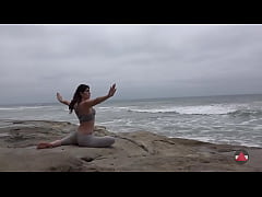 Play MP4 - Yoga at the Beach