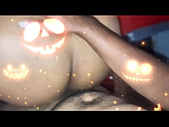 Play MP4 - Bruxinha enfeiti&ccedil;ou o pastor pra foder no Halloween