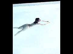 Play MP4 - Une baignade nocturne avec moi &quest; &quest;