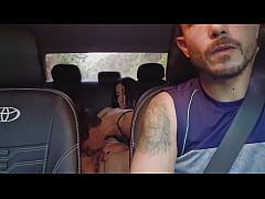 Play MP4 - MOTORISTA de aplicativo busca casal de l&eacute;sbica na festa