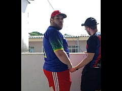 Play MP4 - Urs&atilde;o maloka comendo branquinho tatuado na laje &lpar;COMPLETO NO RED&rpar;