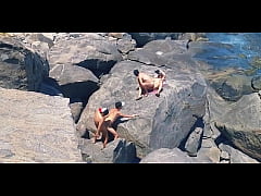 Play MP4 - A PRAIA DE NUDISMO MAIS QUENTE DO RIO DE JANEIRO&comma; NAS PEDRAS O SEXO ACONTECE COM MUITO TES&Atilde;O&period;