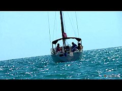 Play MP4 - Alt babe Doesn't Care About the Swimmers While she Sucks and Rides