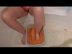 Play MP4 - Feet sploshing