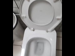 Play MP4 - Batendo uma no banheiro&period;