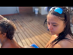 Play MP4 - Festa na piscina com a esposa do meu amigo e sua enteada novinha