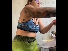 Play MP4 - CASADA GRAVA VIDEOS COZINHANDO NA INTERNET MAS NA VERDADE ELA SO QUER MOSTRAR A BUCETA