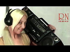 Play MP4 - Maid Regina Noir cleans the apartment&comma; dances with a vacuum cleaner&period; 279 07 1