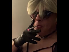 Play MP4 - CD Nikki up close smoking with pink lipstick