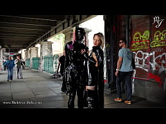 Play MP4 - S'il y a une chose que j'appr&eacute;cie particuli&egrave;rement &colon; C'est de marcher en latex dans les rues de Berlin &excl; Se sentir lib &period;&period;&period;
