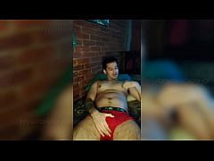 Play MP4 - Chacal youtuber agarra su vergota llena de leche y se masturba tan rico mostrando su culo&comma; pies y su vergota