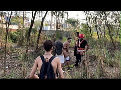 Play MP4 - Luccas melo - Ofereceu o cuzinho para homens que caminhavam pelo parque afim de fuder