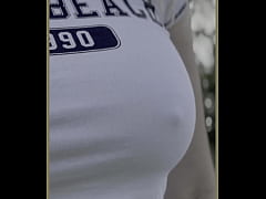 Play MP4 - Wifey goes for a braless public run