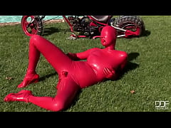 Play MP4 - Busty babe toying in full latexwear