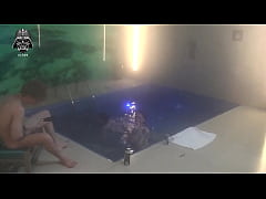 Play MP4 - Threesome with friends in the motel pool