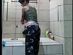 Play MP4 - SPYCAM&colon; spying on my stepsister while she takes a bath