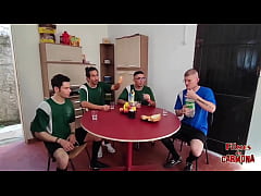 Play MP4 - esposa safada chupa o time de futebol depois do jogo