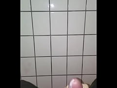 Play MP4 - Masturbando no banheiro de bermuda&period;