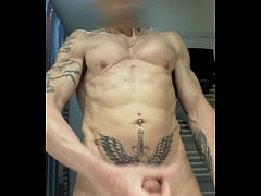 Play MP4 - je pisse et me branle &agrave; poil dans ma salle de bains&comma;