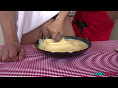 Play MP4 - Follando el culo perfecto de Aris dark mientras cocinamos parte 1