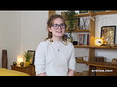 Play MP4 - Ersties&colon; Luna verw&ouml;hnt ihre rasierte Muschi mit Dildo und Vibrator