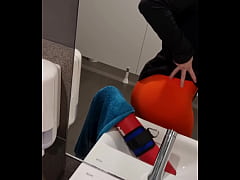 Play MP4 - Que pensez-vous de ma nouvelle tenue de Sport &quest;On valide ou quoi &quest;