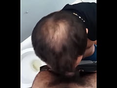 Play MP4 - Boquetero chupou pica peluda no banheir&atilde;o de SP